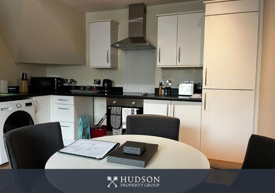 Central Townhouse With Parking Telford Buitenkant foto