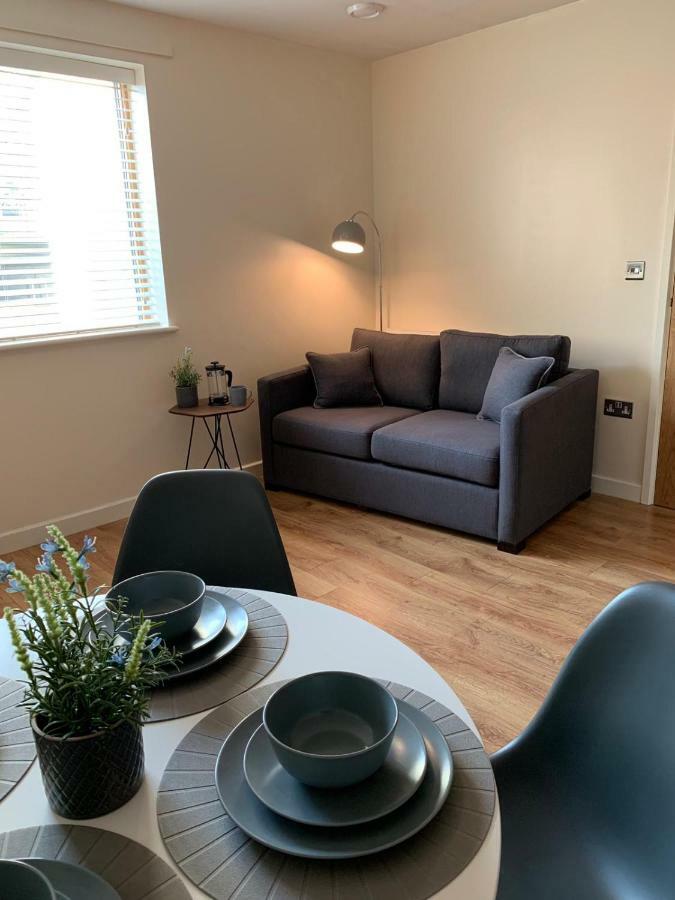 Central Townhouse With Parking Telford Buitenkant foto